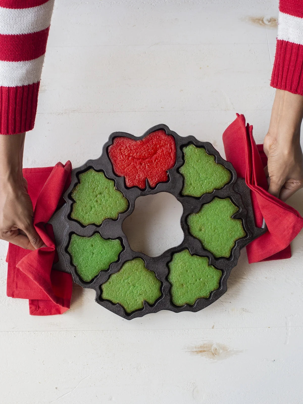Cast Iron Seasoned Cast Iron Holiday Wreath Pan