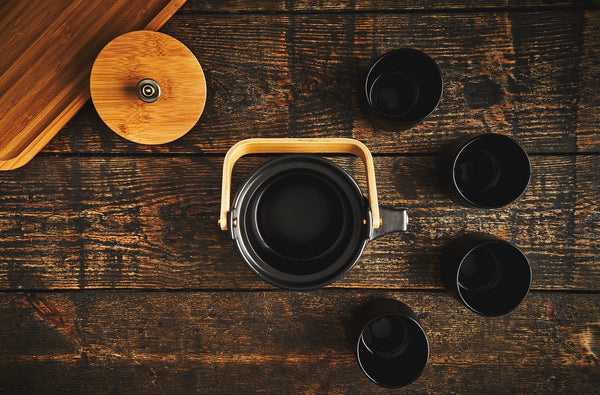 The Eichu tea set made of black ceramic