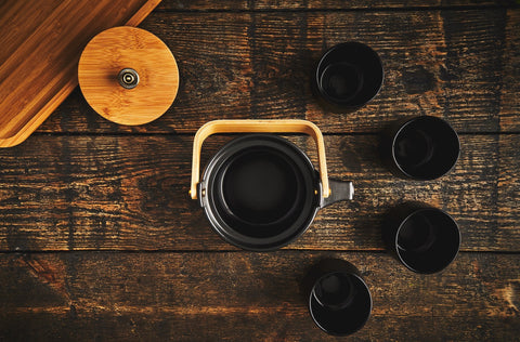 The Eichu tea set made of black ceramic
